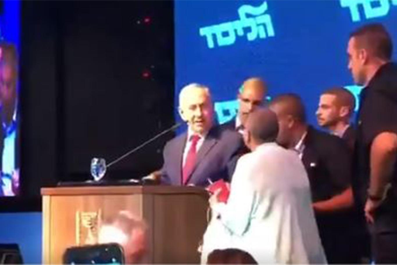 نتنياهو يهرب فارًّا من صواريخ المقاومة الفلسطينية